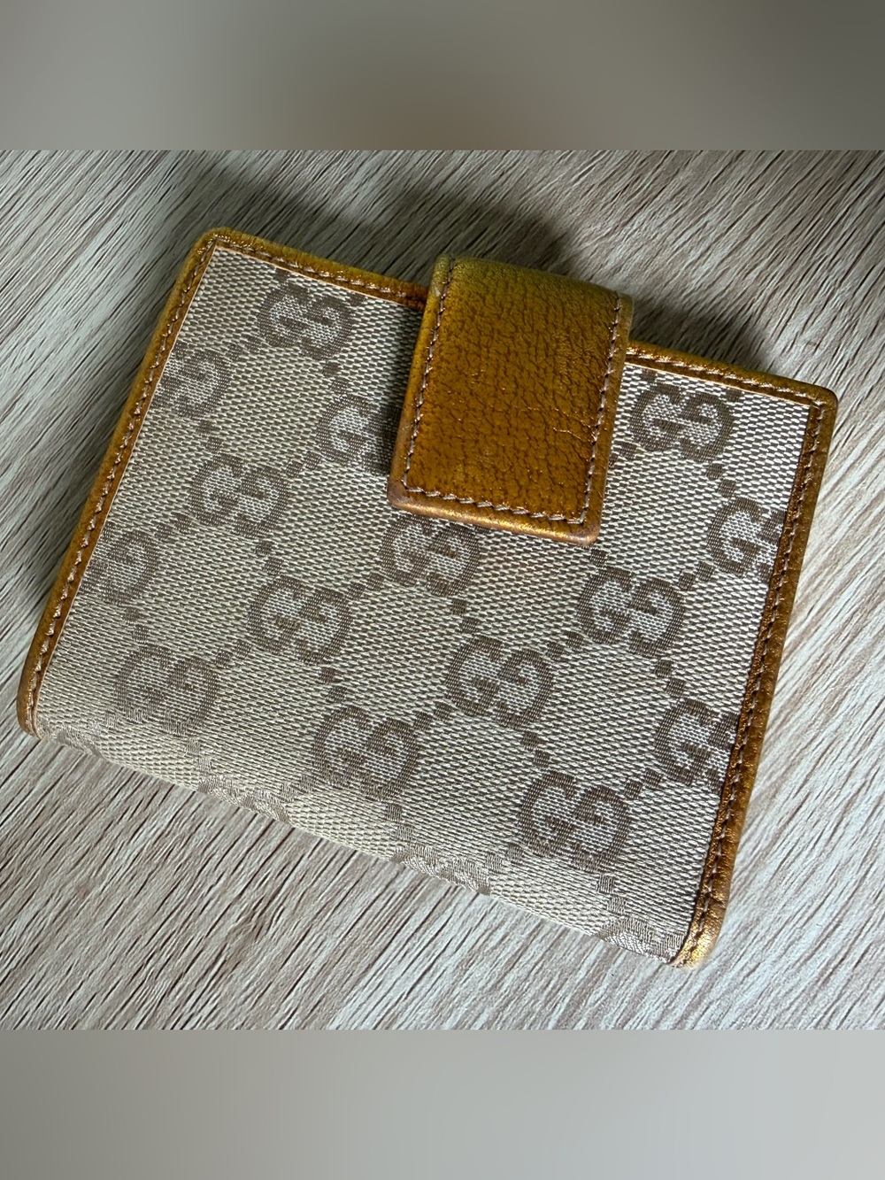 Limited Edition Gucci Beige Monogram Canvas Wallet with a Gold Metallic Leather - Picture 3 of 12